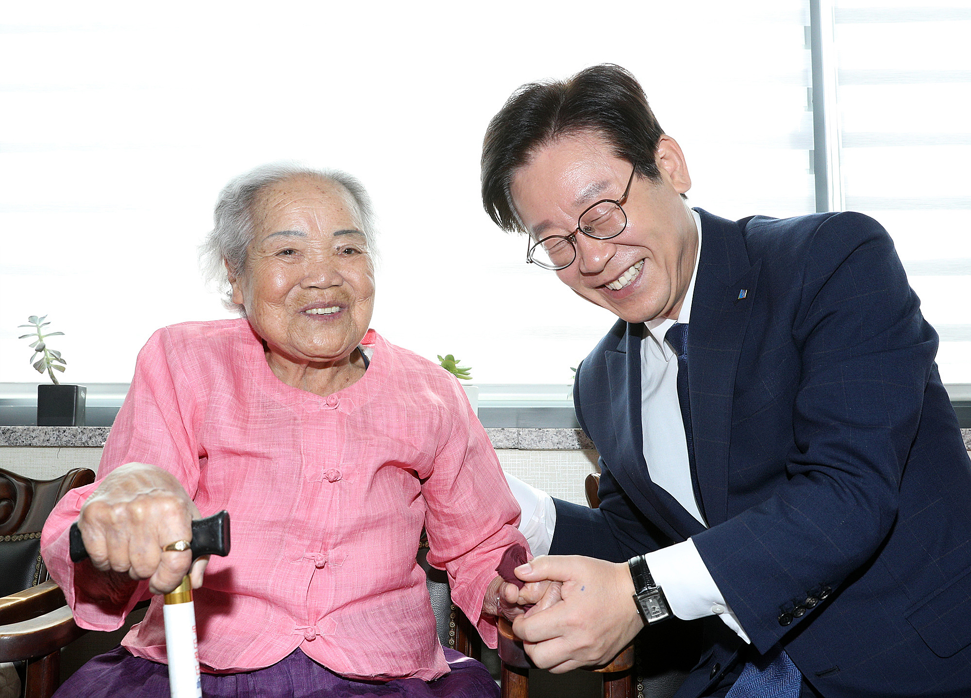 광주 나눔의 집에서 위안부 피해 할머니와 이야기를 하고 있는 이재명(오른쪽) 경기도지사. 경기도제공 