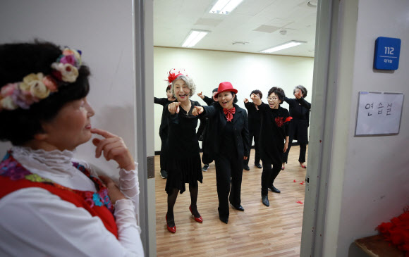 ‘다른 팀 공연은 어떤가?’