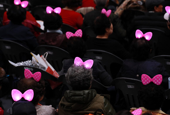 이쁜 머리띠 하고