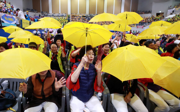 노란우산 흔들며