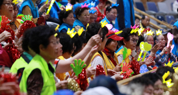 반짝반짝 왕관 머리띠 쓰고