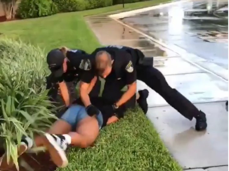 지난 18일(현지시간) 미국 플로리다주의 한 쇼핑몰에서 경찰이 14살짜리 흑인 소녀를 체포하고 있다. 인스타그램 캡처