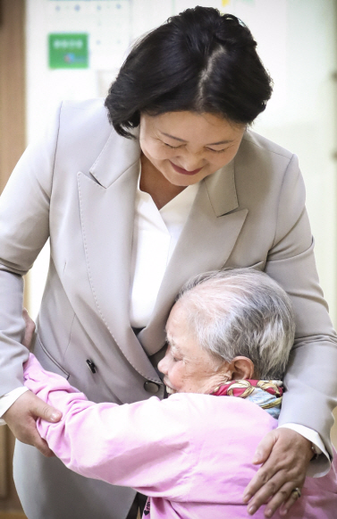 문재인 대통령 부인 김정숙 여사가 23일 오후 전남 고흥 국립소록도병원을 방문, 환우들에게 격려와 위로의 말을 전하고 있다. 2018.10.23.청와대제공