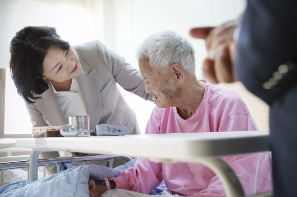 문재인 대통령 부인 김정숙 여사가 23일 오후 전남 고흥 국립소록도병원을 방문, 환우들에게 격려와 위로의 말을 전하고 있다. 2018.10.23.청와대제공