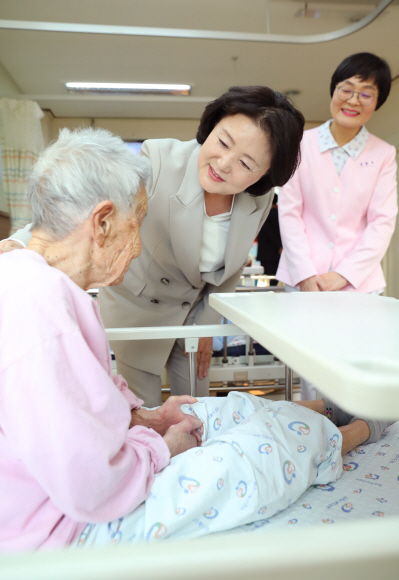 문재인 대통령 부인 김정숙 여사가 23일 오후 전남 고흥 국립소록도병원을 방문, 환우들에게 격려와 위로의 말을 전하고 있다. 2018.10.23.청와대제공