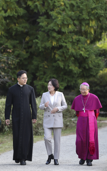 문재인 대통령 부인 김정숙 여사가 23일 오후 전남 고흥 국립소록도병원을 방문, 김희중(오른쪽) 대주교, 김연준 소록도성당 주임신부와 걷고 있다. 2018.10.23.청와대제공