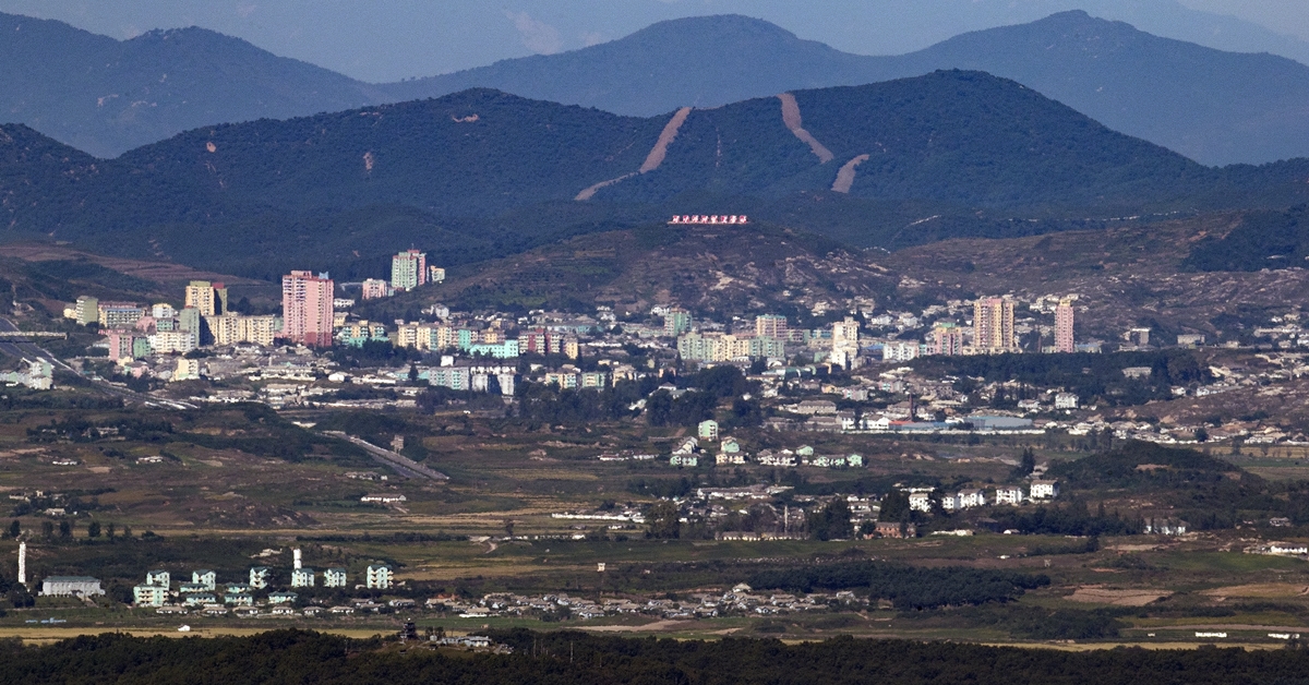 지난달 27일 경기 파주시 접경지역에서 바라본 북측 개성 시내의 모습. 2018.9.27 연합뉴스