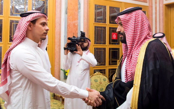 피살자 아들 만난 ‘피살 배후 의혹’ 사우디 왕세자… 트럼프 “사상 최악 은폐”