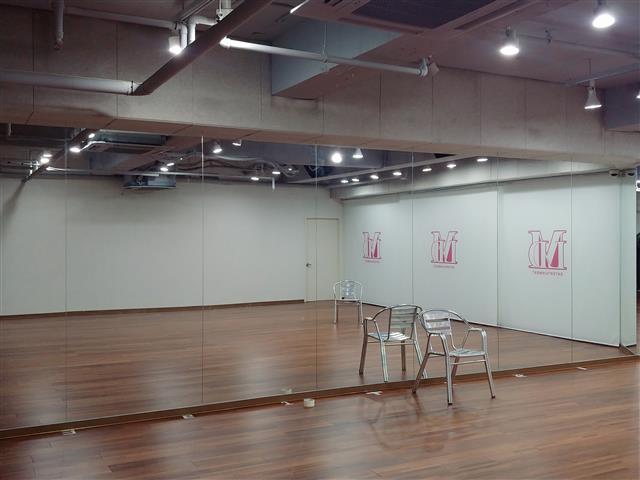 MLD엔터테인먼트는 서울 강남구 논현동 본사에서 2~3분 거리의 한 건물 지하를 빌려 모모랜드가 주로 사용하는 안무연습실로 쓰고 있다.