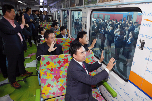 자유한국당을 비롯한 일부 야당 의원들이 불참한 가운데 국회 국토교통위원회 소속 위원들이 25일 오전 서울 용산구 서울역에서 2018년도 국회 국토교통위원회 국정감사 ‘경의선 남북 철도?도로 연결구간 현장시찰’을 위해 열차에 탑승해 도라산역으로 출발하고 있다. 2018. 10. 25 국회사진기자단