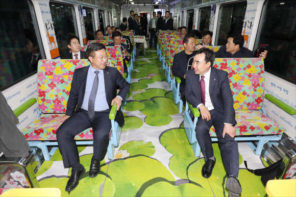 자유한국당을 비롯한 일부 야당 의원들이 불참한 가운데 국회 국토교통위원회 소속 위원들이 25일 오전 서울 용산구 서울역에서 2018년도 국회 국토교통위원회 국정감사 ‘경의선 남북 철도?도로 연결구간 현장시찰’을 위해 열차에 탑승해 도라산역으로 출발하고 있다. 2018. 10. 25 국회사진기자단