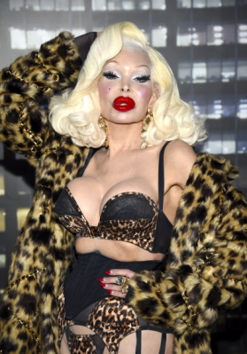 모델 어맨다 레포어가 24일(현지시간) 미국 뉴욕의 피어 36에서 열린 ‘Moschino x H & M 패션쇼’에 참석해 포즈를 취하고 있다. AP 연합뉴스