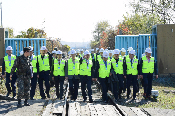 더불어민주당 윤관석 간사를 비롯한 여당 의원들과 무소속 이용호 의원이 25일 경기 파주시 도라산역에서 열린 2018년도 국회 국토교통위원회 국정감사 ‘경의선 남북 철도·도로 연결구간 현장시찰’에서 남방한계선 통문으로 도보이동 하고 있다. 이날 자유한국당 등 야당의원들은 불참했다./2018.10.25./국회사진기자단