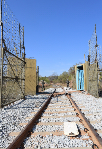25일 경기 파주시 도라산역 경의선 남방한계선 통문에서 장병들이 경계근무를 서고 있다. 2018. 10. 25 국회사진기자단