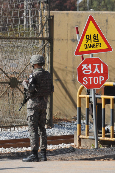 25일 오전 경기도 파주 도라산역에서 이어진 경의선 철도가 지나는 남방한계선 통문 철길 주변으로 군인들이 경계근무를 서고 있다. 2018. 10. 25 국회사진기자단
