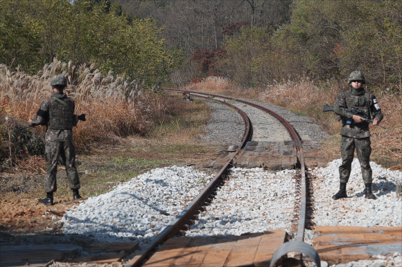 25일 오전 경기도 파주 도라산역에서 이어진 경의선 철도가 지나는 남방한계선 통문 철길 주변으로 군인들이 경계근무를 서고 있다. 2018. 10. 25 국회사진기자단