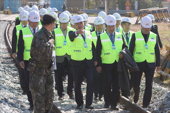 자유한국당을 비롯한 일부 야당 의원들이 불참한 가운데 국회 국토교통위원회 소속 위원들이 25일 오전 경기도 파주 도라산역에 도착해 도보로 경의선 철길을 따라 남방한계선 통문으로 이동하고 있다. 2018. 10. 25 국회사진기자단