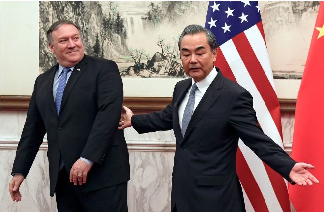 지난 8일 중국을 방문한 마이크 폼페이오(왼쪽) 미 국무장관과 왕이 중국 외교부장 출처:사우스차이나모닝포스트