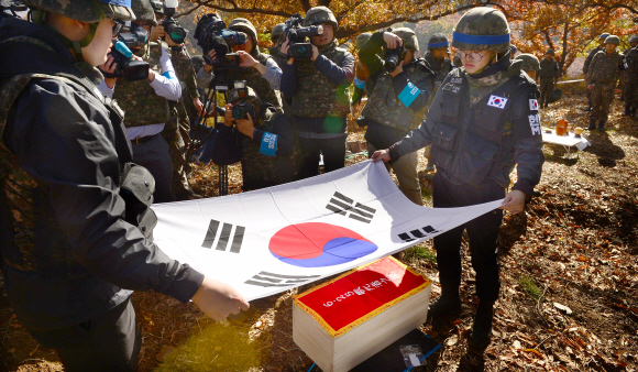 25일 오전 강원도 철원군 철원읍 백마고지 인근 화살머리고지에서 국방부 유해발굴감식단원들이 6.25 당시 전투에서 숨진 국군 유해를 발굴하여 수습하고 있다. 2018. 10. 25 사진공동취재단