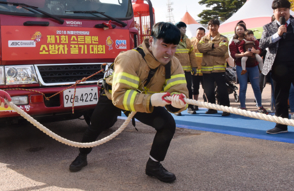 25일 서울 여의도공원에서 서울시 2018년 ‘서울안전한마당’ 행사의 일환으로 열린 소방차끌기대회에 참가한 소방대원이 혼신을 다해 경기에 임하고 있다. 2018.10.25 이종원 선임기자 jongwon@seoul.co.kr
