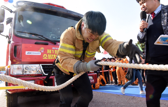 25일 서울 여의도공원에서 서울시 2018년 ‘서울안전한마당’ 행사의 일환으로 열린 소방차끌기대회에 참가한 소방대원이 혼신을 다해 경기에 임하고 있다. 2018.10.25 이종원 선임기자 jongwon@seoul.co.kr