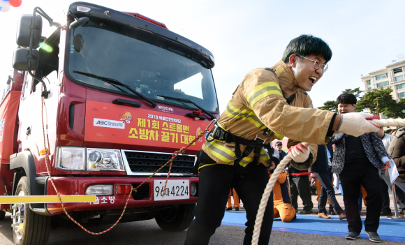 25일 서울 여의도공원에서 서울시 2018년 ‘서울안전한마당’ 행사의 일환으로 열린 소방차끌기대회에 참가한 소방대원이 혼신을 다해 경기에 임하고 있다. 2018.10.25 이종원 선임기자 jongwon@seoul.co.kr