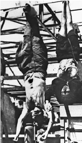 1945년 4월 29일 이탈리아 밀라노 광장에 매달린 베니토 무솔리니(왼쪽)와 애인 클라라 페타치(오른쪽)의 주검. 페타치와 심복을 데리고 스위스로 달아나던 무솔리니는 공산 게릴라들에게 붙잡혀 총살당했다. 소설 ‘제0호’는 무솔리니가 죽지 않고 살아서 도망쳤다는 가설로부터 시작된다.  서울신문 DB