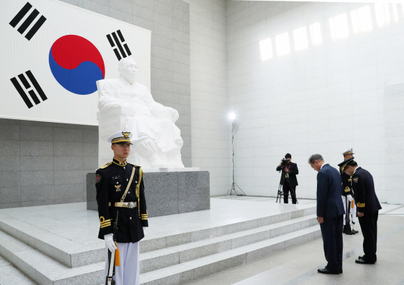 문재인 대통령이 25일 오후 서울 용산구 백범김구기념관에서 열린 제73주년 경찰의날 기념식에 참석에 앞서 민갑룡 경찰청장과 백범 동상 앞에서 묵념하고 있다. 2018. 10. 25 도준석 기자 pado@seoul.co.kr