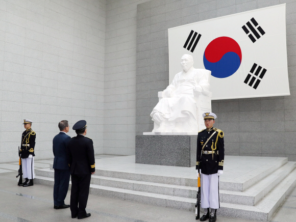 문재인 대통령이 25일 오후 서울 용산구 백범김구기념관에서 열린 제73주년 경찰의날 기념식에 참석에 앞서 민갑룡 경찰청장과 백범 동상 앞에서 묵념하고 있다. 2018. 10. 25 도준석 기자 pado@seoul.co.kr