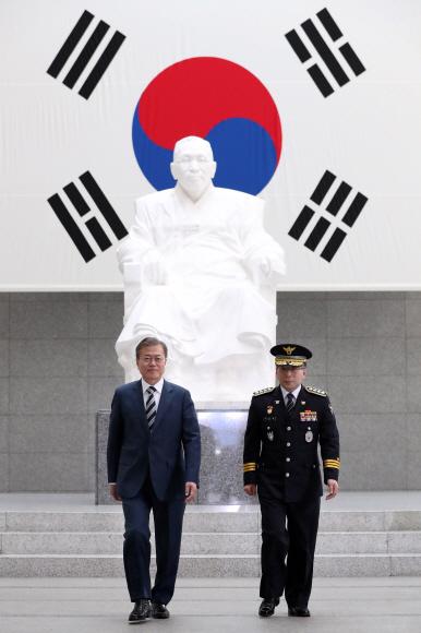 문재인 대통령이 25일 오후 서울 용산구 백범김구기념관에서 열린 제73주년 경찰의날 기념식 참석에 앞서 백범 동상에 묵념한 후 민갑룡 경찰청장과 이동하고 있다. 2018. 10. 25 도준석 기자 pado@seoul.co.kr