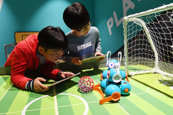MR 스포츠 코딩랩 체험 공간에서 아이들이 로봇 축구를 즐기고 있다.