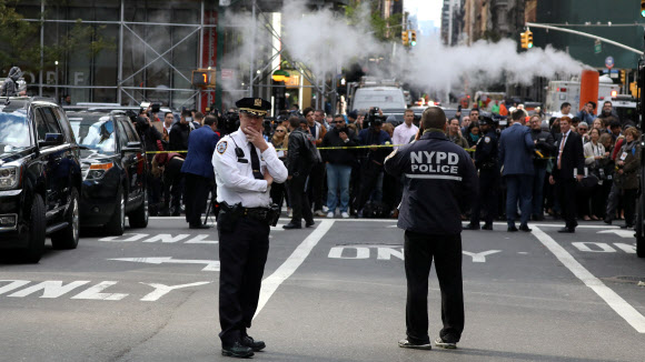 24일(현지시간) 미국 CNN방송 뉴욕지국이 있는 맨해튼 타임워너 빌딩에 폭발물이 담긴 소포가 배달돼 직원들이 전부 건물 밖으로 대피한 가운데 신고를 받고 긴급 출동한 뉴욕경찰이 현장을 통제하고 있다. 맨해튼 로이터 연합뉴스