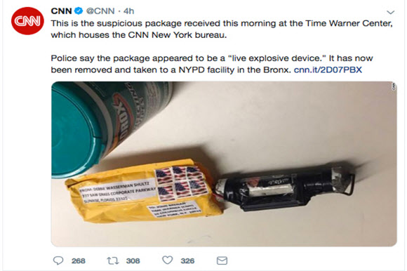 CNN이 공식 트위터 계정을 통해 공개한 뉴욕지국에 배달된 종이봉투 속 사제 파이프 폭탄.  CNN 트위터 캡처