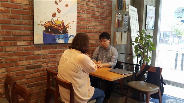 8년간 학원 강사로 일했지만 낮은 임금으로 가난에서 벗어나지 못했던 한선영씨가 지난 8월 인천의 한 카페에서 서울신문과 인터뷰를 하고 있다. 한씨는 인터뷰 내내 “지금의 가난은 제 탓”이라고 했다.