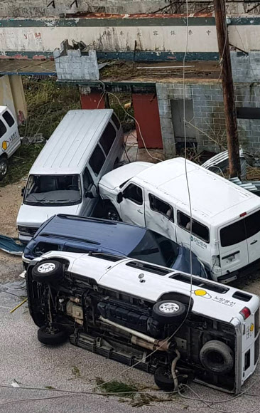 나뒹구는 사이판 차량들