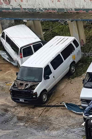 태풍에 망가진 사이판 자동차