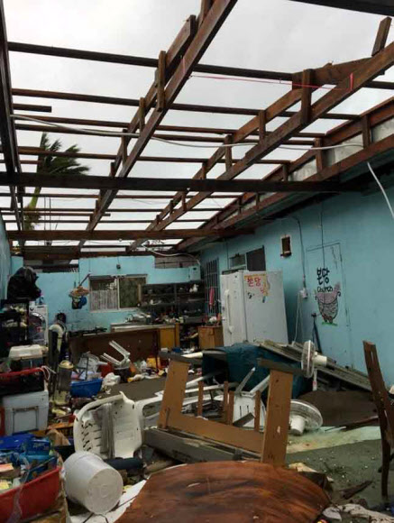 태풍 ‘위투’에 지붕 날아간 사이판 주택