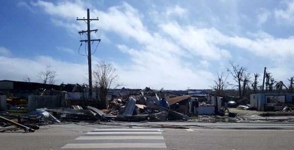 도로 주변 메운 잔해들