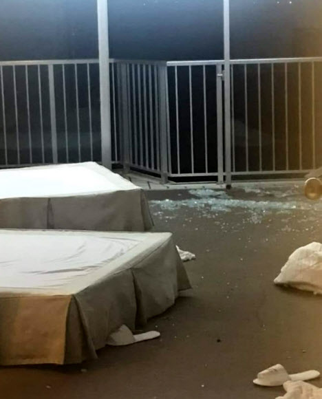 산산조각난 사이판 리조트 유리창