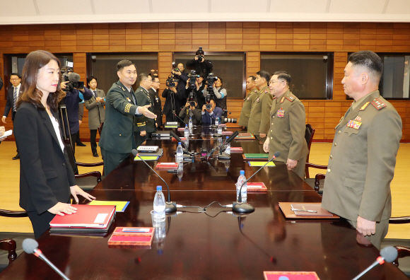 남북 군사당국이 28일 평양 남북정상회담 이후 첫 장성급 군사회담을 판문점 북측지역 통일각에서 가졌다. 제10차 남북장성급군사회담에 참석한 남측 수석대표인 김도균 소장(왼쪽 두번째)이 북측 대표단에게 자리에 앉으라고 권하고 있다. 오른쪽 두번째가 북측 수석대표인 안익산 육군 중장이다./2018.10.26 사진공동취재단