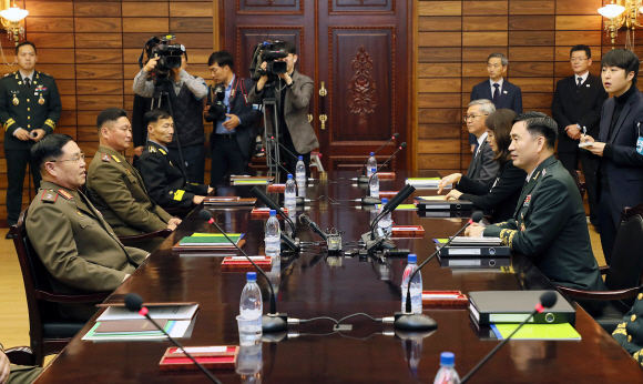 남북 군사당국이 28일 평양 남북정상회담 이후 첫 장성급 군사회담을 판문점 북측지역 통일각에서 가졌다. 제10차 남북장성급군사회담에 참석한 남측 수석대표인 김도균 소장(맨 오른쪽), 맨 오른쪽이 북측 수석대표인 안익산 육군 중장이다/ 2018.10.26 사진공동취재단