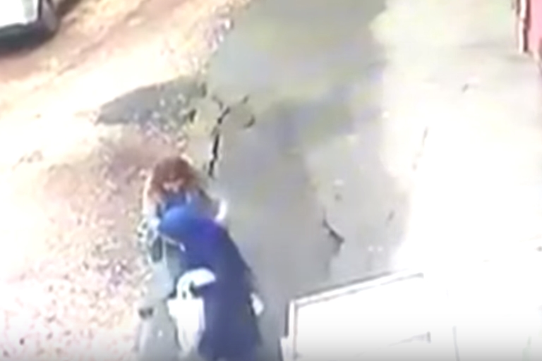 싱크홀에 빨려 들어간 행인들