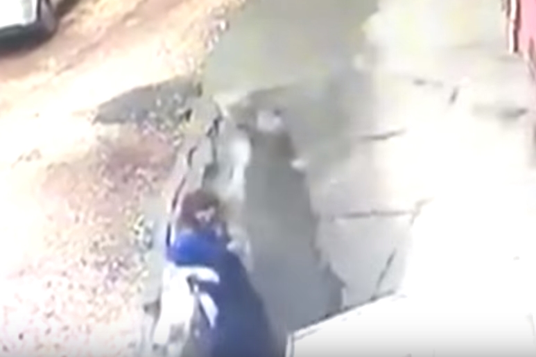 싱크홀에 빨려 들어간 행인들