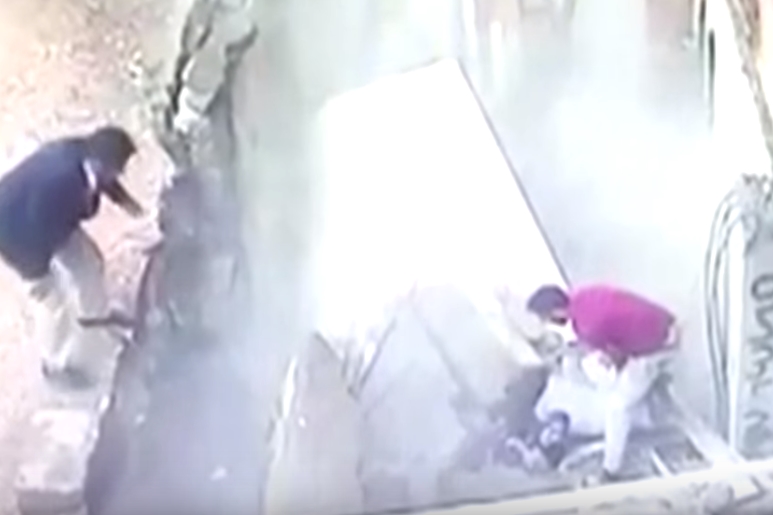 싱크홀에 빨려 들어간 행인들