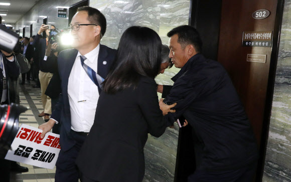 ‘국감장 기습시위’