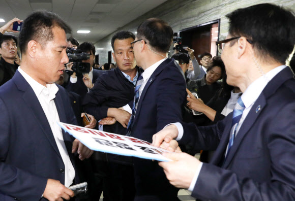 ‘국감장 기습시위’