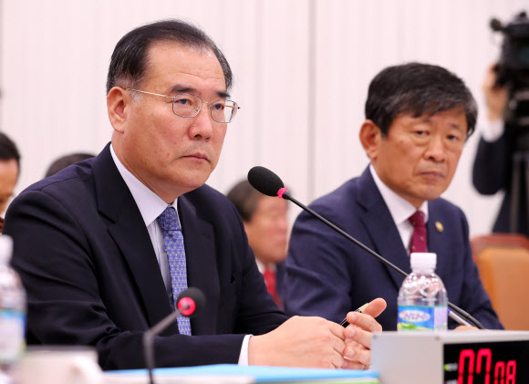 질의 경청하는 이개호 농림축산식품부 장관