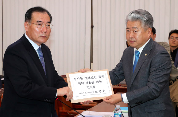 이개호 장관에게 건의문 전달하는 오영훈 의원