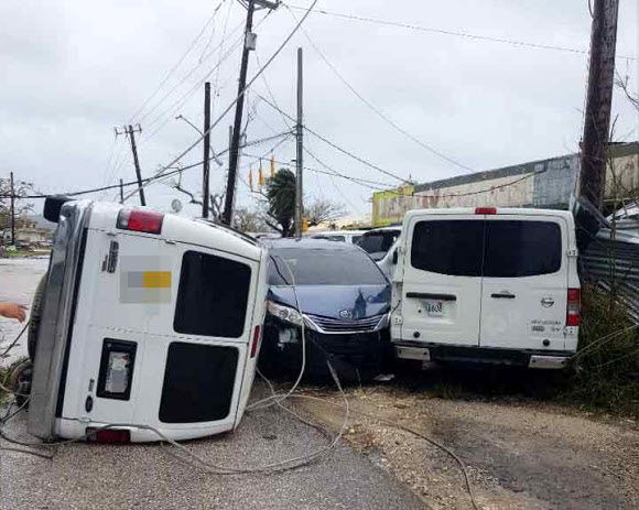 나뒹구는 사이판 차량