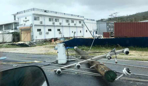 태풍 ‘위투’에 도로 위로 쓰러진 전신주